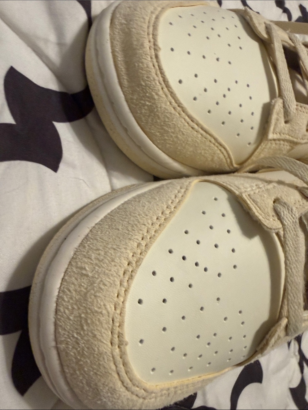 NWT!! Nike Low-Top Sneakers in Cream and Off-White - Picture 6 of 8